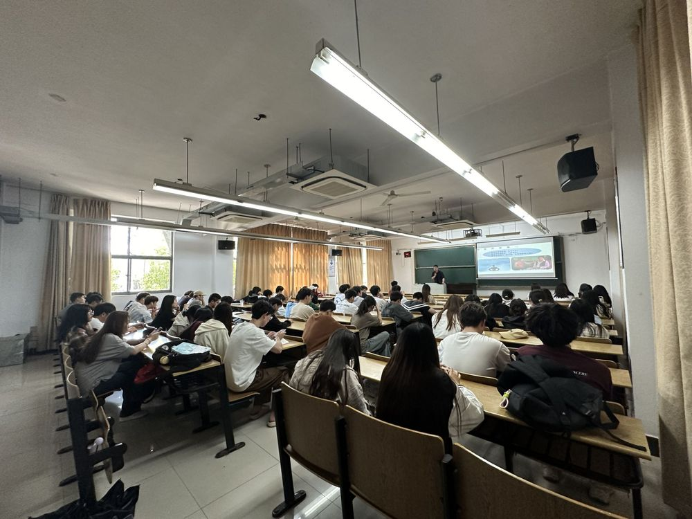 鑫配资 鑫配资科技集团在南京邮电大学通达学院举办讲座